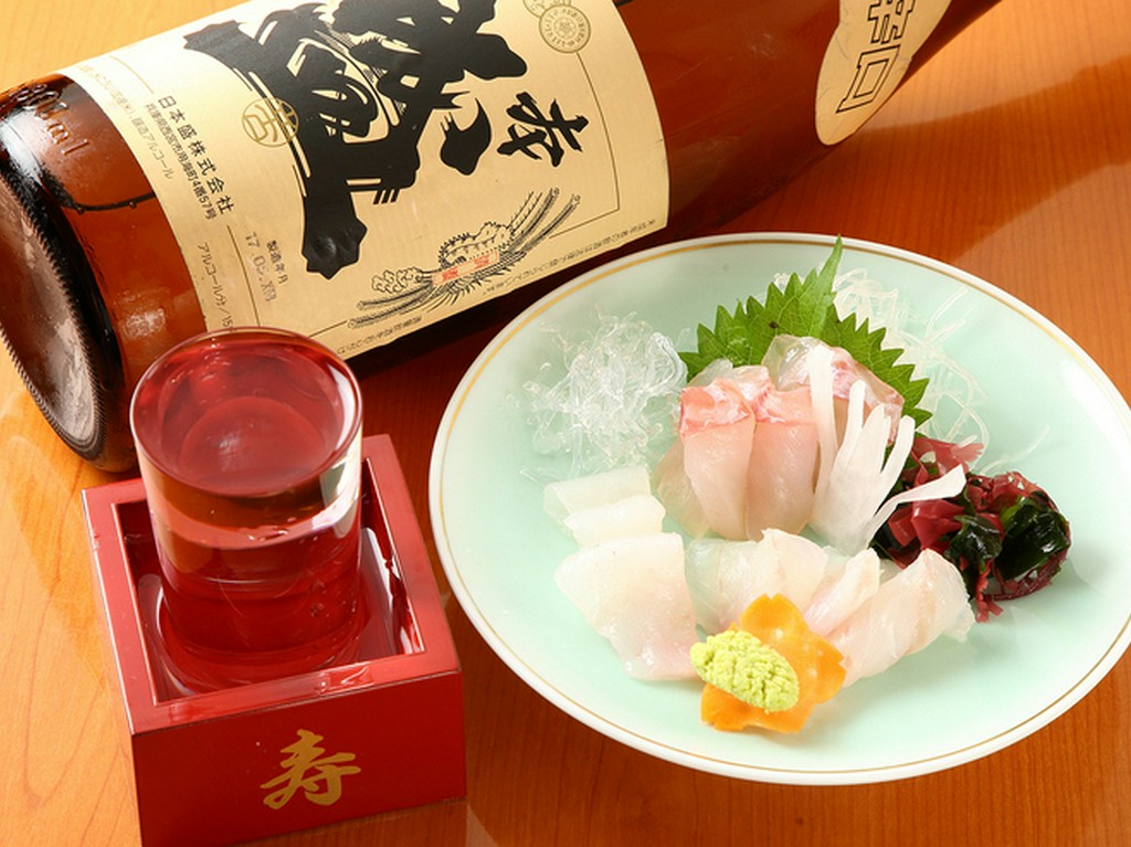 旬の白身魚刺し盛りで、旨いお酒を