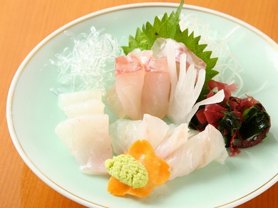 山口県萩市大島漁港からの直送便で届く日替わりの旬魚をどうぞ『本日の白身魚　三点盛り』