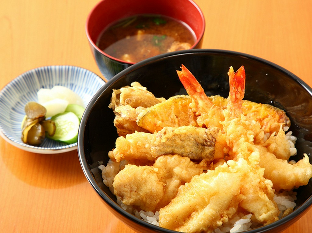 さくらんぼ鶏のとり天も入ってボリュームたっぷり、白身魚と野菜は旬ごとの素材が入る『天丼』