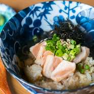 焼き鳥の肉は東京の専門店から毎日仕入れ、お野菜などの食材は、地元群馬の選りすぐりのものを使用しています。国産食材にこだわり、味はもちろんご家族でも楽しむことができます。