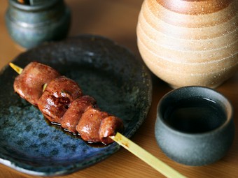 炭火でじっくり焼いた『新鮮なレバー串』は半レア。口の中でとろける食感はまるでフォアグラ