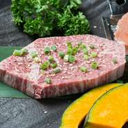 一頭から数キロしか取れないハラミやタンを純国産和牛で提供できる数少ない焼肉店です。卸とのコネクションにより入手できるこれらの部位は大変人気が高く、貴重であると同時に極上の味わいです。