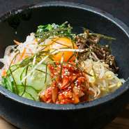 「肉を存分に楽しんでほしい」そんな店主の心意気を感じる、多種に渡る品揃え。リーズナブルなホルモンから豚肉、高級和牛まで楽しめます。ファミリー層やカップルなどには定番の『ビビンバ』や『冷麺』も人気です。