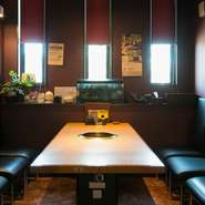 シンプルな内装の店内には個室も用意されています。静かな個室で落ち着いて食事を楽しめ、接待ではゲストを満足させるおもてなしが期待できます。少人数用の個室はファミリー層やカップルにもお勧めです。