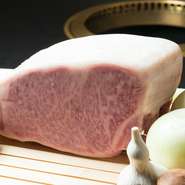 一頭から数キロしか取れないため、純国産和牛のハラミは滅多にお目にかかれない逸品です。新鮮なハラミはサッと炙る程度のベリーレアで頂くのがおすすめ。鮮度抜群な和牛ハラミが贅沢に味わえます。