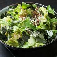 こだわりの自家製ドレッシングには「太白ごま油」を使用。油っぽくならないさっぱりとした味わいで、若返り効果も期待できるかも？　サラダがいくらでも食べられる、やみつきになるドレッシングが人気です。