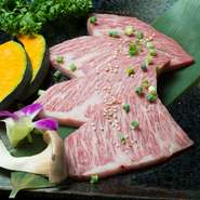 希少な純国産和牛を取り揃えている当店の中でも『山形牛ザブトン』はコストパフォーマンスに特に自信があります。これだけ希少で上質なお肉をリーズナブルに提供できるのも卸との強いコネクションの賜物です。