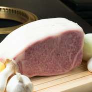 北は北海道から南は沖縄まで。品質を重視して仕入れをしています。「沖縄もとぶ牛」「鹿児島北薩摩牛」「宮崎牛」「群馬上州かとう牛」「山形牛」など、魅力的な銘柄牛を提供することにこだわっています。