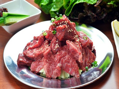 リーズナブルな価格でおいしい赤身肉を味わえる『肉山盛り』 1組1皿限定！