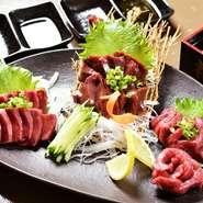 福島県会津地方から直送される新鮮な馬肉。とろけるような旨みの“もも”や、濃厚な味わいの“レバー”、“ハツ”のサクサクとした食感を楽しめるのは鮮度が良い証。馬肉の美味しさを堪能できる一皿です。