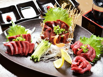 濃厚な旨みと風味、食感を楽しめる『馬刺し3点盛り』
