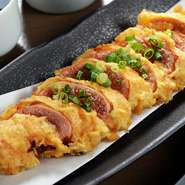 大きな辛子明太子をそのまま天ぷらにした一品。辛さはそのままに、マイルドでやさしい風味が加わった辛子明太子は、お酒の肴はもちろん、やっぱりご飯がほしくなる逸品です。