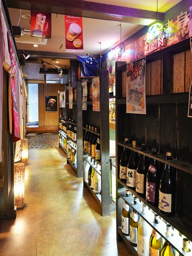 奥へと続く通路には、各地の銘酒がお出迎え