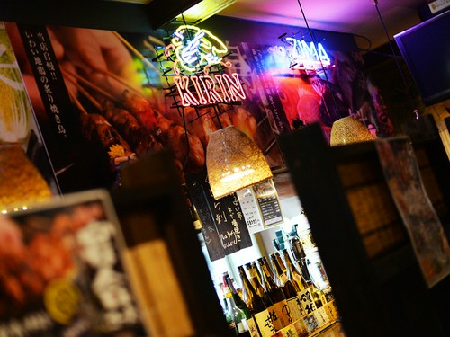 淡い灯りに包まれて、ゆっくりと過ごせる店内