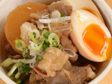 どことなく懐かしい深みのある味わい『牛とろもつ煮込み』