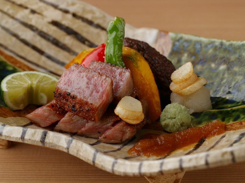 とろけるように柔らかい『霜降り山形牛炙り焼又はステーキ』