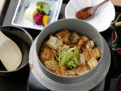 大ぶりな穴子の白焼きと煮穴子が絶品『名物穴子おこげめし　一合』