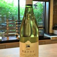 華やかな香りと豊かなミネラルを感じることができる辛口の白ワインです。酸味とのバランスも良く、凛とした味わいが特徴です。日本の小粋な白ワインです。　ハーフボトルにて。