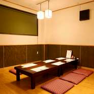店内は、少人数の方向けにカウンターが10席、テーブル席が4席16人分あります。また、座敷では最大35名の方が同時に食事が楽しめるようになっているので、宴会なども利用可能です。