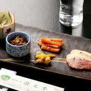 秋田の『高清水』をはじめ、京都伏見の『まつもと』や茨城の『菊盛』など、料理人が自ら吟味した料理に合う日本酒だけを取り揃えています。食事の際はぜひ一度注文してください。