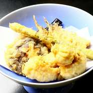 季節ごとに楽しめる新鮮な旬の食材をベースに、その日仕入れた食材を使っています。その日の仕入れに合わせ、毎日違った内容の天ぷらを楽しむことができます。店ではリピーターが最も多い定番メニューです。