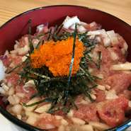 その日によって使用するマグロの部位は変わることもあるが、移転前より定番人気メニュー。この丼が食べたいとわざわざ足を運んで来るお客様もいるほど人気なので、一度ご賞味あれ！