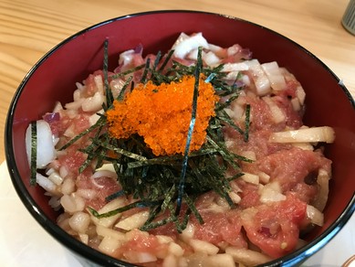 定番の人気メニュー『本マグロの紅葉丼』