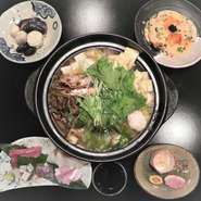 お客様のご予算に応じ、料理を提供させていただきますので、お気軽にご相談ください。また、おせち料理は、萠え木伝統の味を継承し、現店主が腕を振るいました。旬の食材をふんだんに使い味にとことんこだわったおせち料理です。


店主