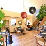 一歩足を踏み入れると、外観からは想像がつかないオシャレで開放的な空間が広がる店内。木の温もりに溢れ、観葉植物に囲まれたナチュラルな雰囲気が、訪れる人を日常の喧噪から離れた癒しの世界へと誘います。
