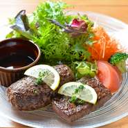 常陸牛は茨城県の指定生産者が育てた黒毛和種の牛のうち、 肉質等級4以上に格付けされた牛のみに付けられた銘柄です。名物の『レアレアハンバーグ』やステーキで、その上質なお肉の旨みが存分に堪能できます。
