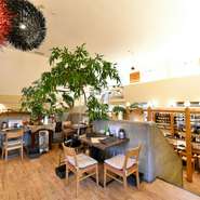 どこかリゾート感漂う店内は、ドライブデートの立ち寄りスポットとしてもおすすめ。階下が見下ろせる中二階席は、カップルにぴったりの空間です。誕生日にはメッセージ付きプレートでささやかなサプライズも。　