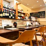 カフェのようなカジュアルな雰囲気のため、女性一人でも気兼ねなく過ごせます。ゆったりと寛げるカウンター席では、気さくなスタッフがお出迎え。極上のステーキや絶品スイーツで、小さな幸せを噛みしめてみては。
