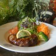 牛肉、豚肉、玉ねぎ、パン粉など丁寧に仕込んでオーブンでじっくり焼き上げました。醤油ベースの特製ソースでお召し上がりください。