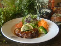 牛肉、豚肉、玉ねぎ、パン粉など丁寧に仕込んでオーブンでじっくり焼き上げました。醤油ベースの特製ソースでお召し上がりください。