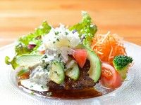 コク旨ながらあっさりといただける『フレッシュトマト&アボカドのタルタルソースハンバーグ』