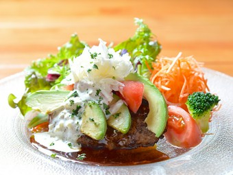 コク旨ながらあっさりといただける『フレッシュトマト＆アボカドのタルタルソースハンバーグ』