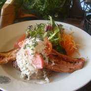 こんがり焼き上げたベーコンがのったハンバーグに、フレシュトマトと自家製タルタルソースで仕上げました。ご馳走感とボリューム感が楽しめます。