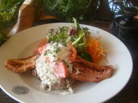 こんがり焼き上げたベーコンがのったハンバーグに、フレシュトマトと自家製タルタルソースで仕上げました。ご馳走感とボリューム感が楽しめます。