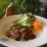 コトコト煮込み、野菜の旨味が広がるデミグラスソース。