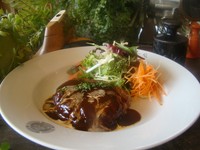 コトコト煮込み、野菜の旨味が広がるデミグラスソース。