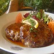 ジューシーハンバーグがドーンと2枚400g。ボリューム満点、ガッツリ食べてください。※ソース変更（デミグラスソース＋220円）（おろしポン酢ソース＋220円）