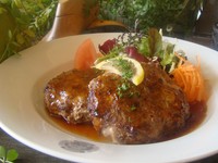 ジューシーハンバーグがドーンと2枚400g。ボリューム満点、ガッツリ食べてください。※ソース変更（デミグラスソース＋220円）（おろしポン酢ソース＋220円）