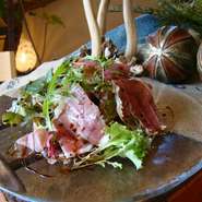 ＋275円で『イタリアパルマ産生ハムサラダ』、＋165円で『削りたてチーズのシーザーサラダ』に変更できます。※写真は『熟成生ハムサラダ』