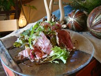 +275円で『イタリアパルマ産生ハムサラダ』、+165円で『削りたてチーズのシーザーサラダ』に変更できます。※写真は『熟成生ハムサラダ』