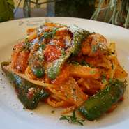 ケチャップとトマトソースのスパゲティー。懐かしさと安心感のある大人が大好きパスタ。