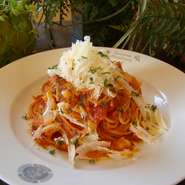 イタリア産グラナパダーノチーズを食べる直前に削る事で味わえる、他店では食べることのできない贅沢パスタ。