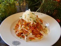 イタリア産グラナパダーノチーズを食べる直前に削る事で味わえる、他店では食べることのできない贅沢パスタ。