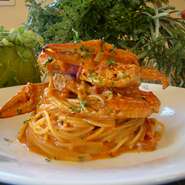 オーブンで焼き上げてから、半日じっくり煮込んでつくる。渡りガニの旨味をしっかり引き出したソースが決め手。スパゲッティorリングイネよりお選びください。