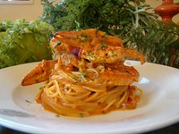 オーブンで焼き上げてから、半日じっくり煮込んでつくる。渡りガニの旨味をしっかり引き出したソースが決め手。スパゲッティorリングイネよりお選びください。