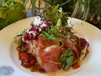 切りたてのパルマ産生ハムをたっぷり使った贅沢パスタ。フレッシュのベビーリーフと自家製バルサミコソースと一緒に召し上がってください。